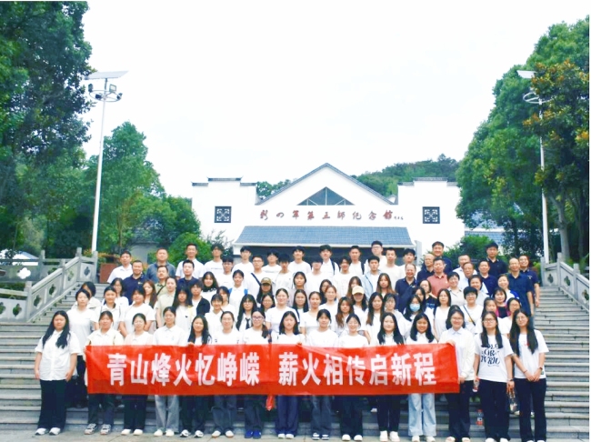 青山烽火忆峥嵘 薪火相传启新程——英国365官方网站开展弘扬大别山精神思政课实践教学活动
